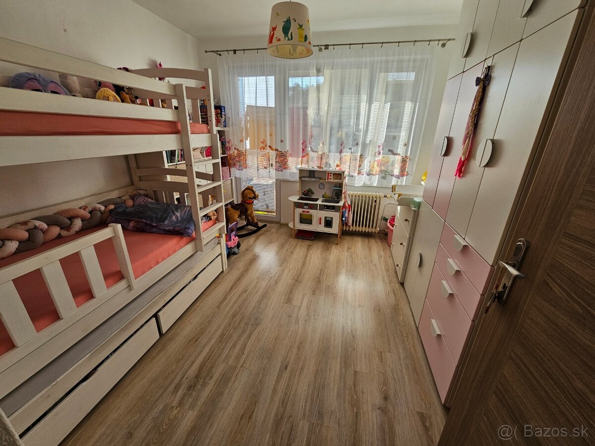 Predám slnečný priestranný 3-izbový byt v Novej Bani (74 m²) - 12