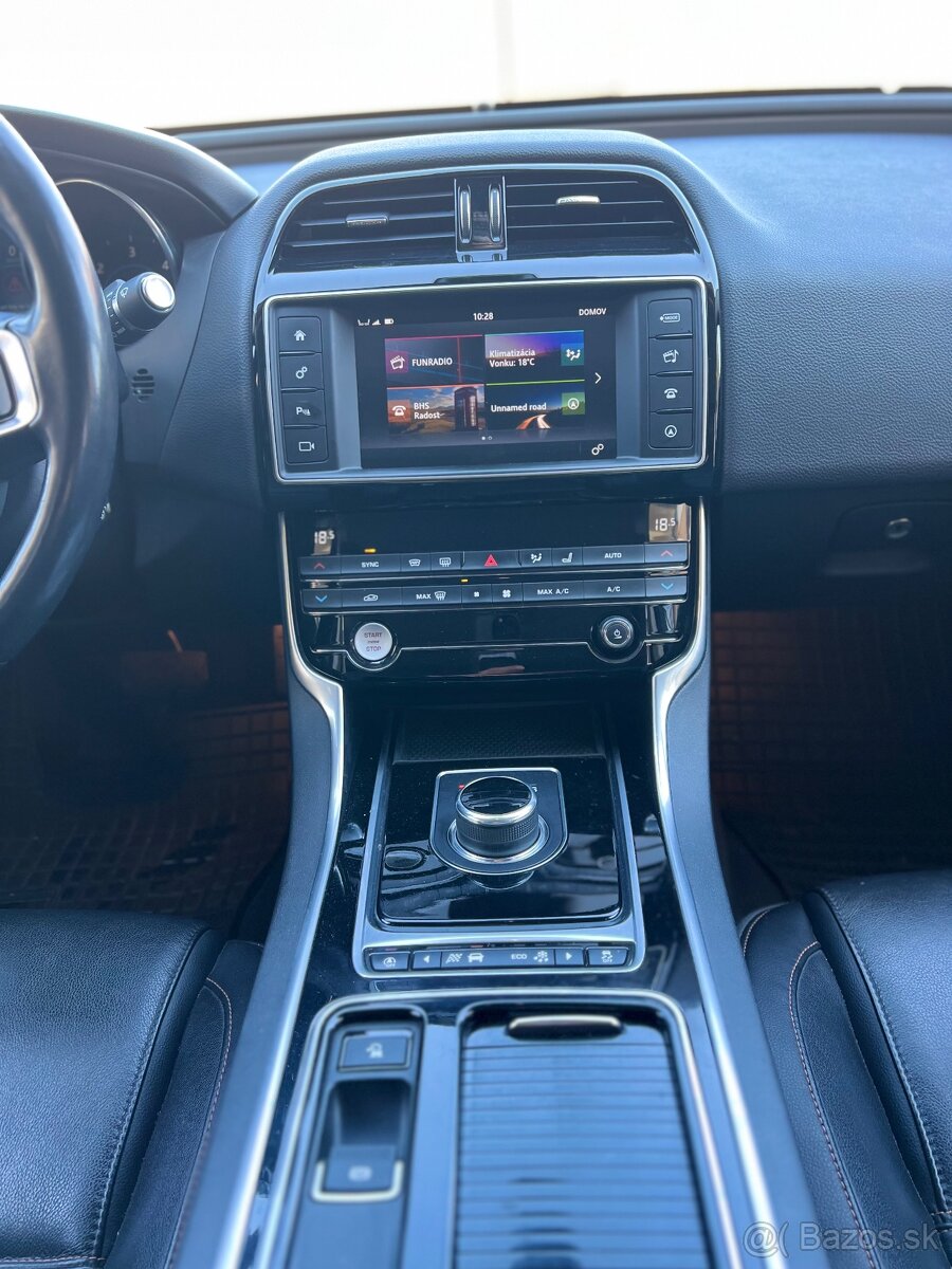 Jaguar XE 2.0D Prestige - 12
