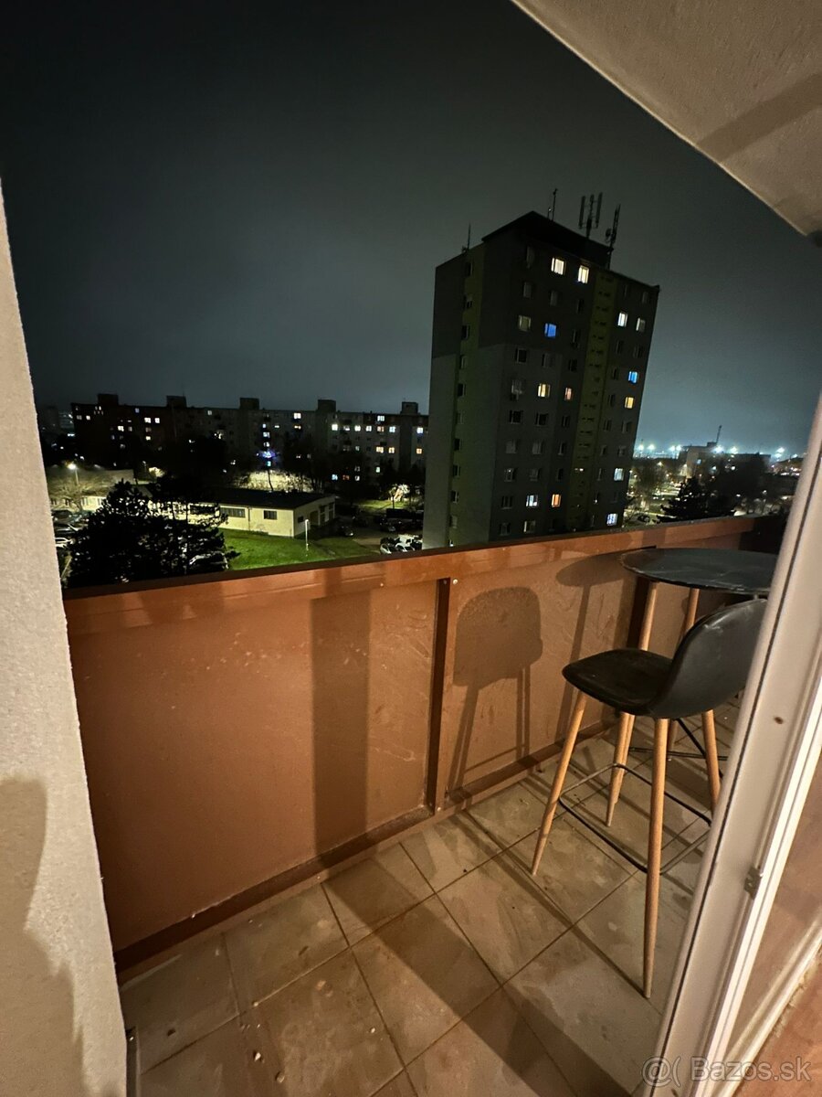 Kompletne zrekonštruovaný 2-izbový byt s balkónom, výťah - 12