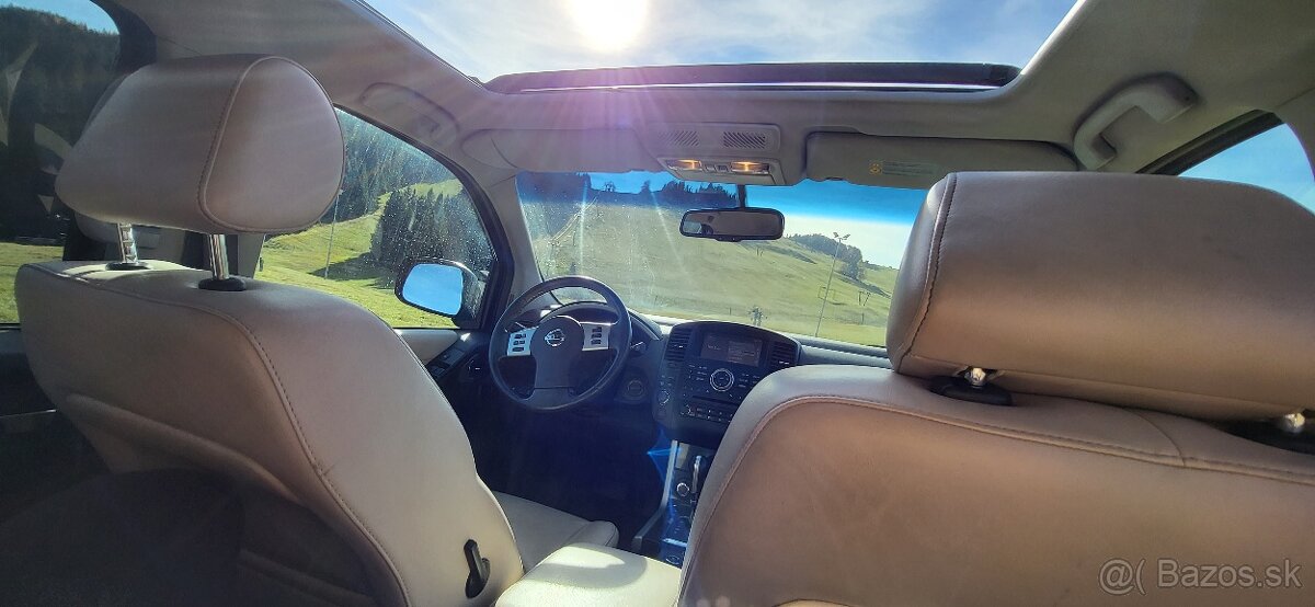 Nissan Pathfinder 3,0 V6 - 12
