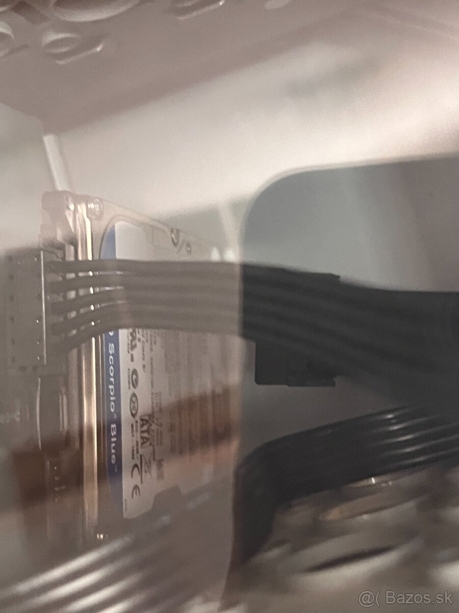 Počítač značky Aorus - 12