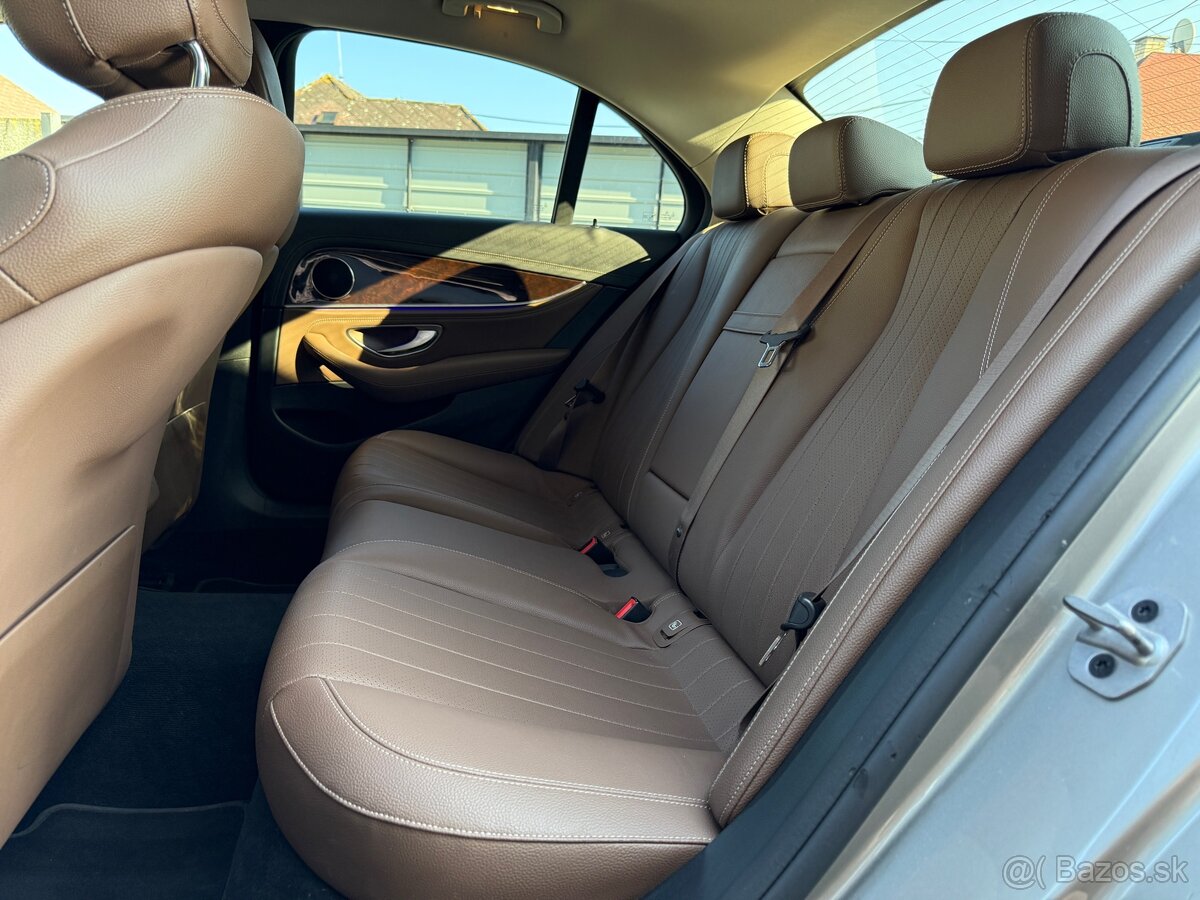 Mercedes-Benz E trieda Sedan - 12