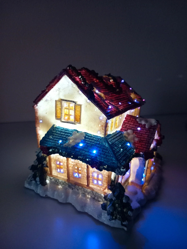 Starý svietiaci led domček po rodičoch 16x13x12 cm - 12