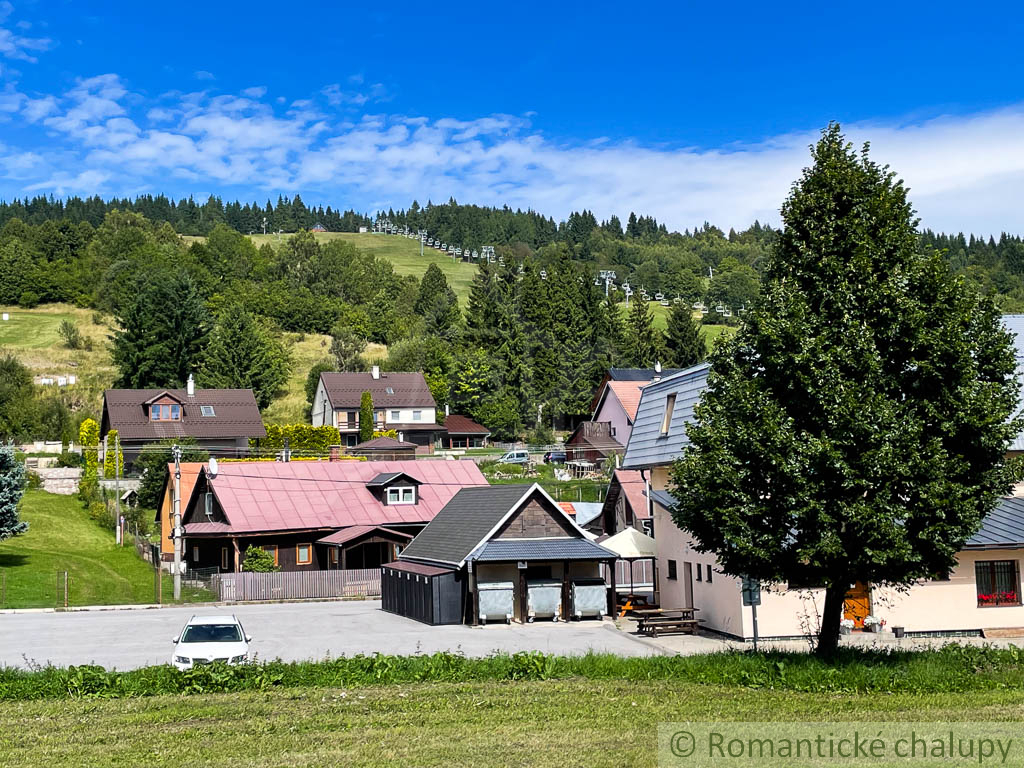 Slnečný rovinatý pozemok na výstavbu rodinných domov - Kra - 12