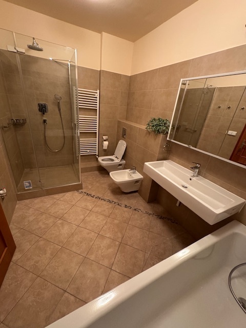 Veľký 3-izbový byt (pôvodne 4-izb.) s parkingom, BA I - 12