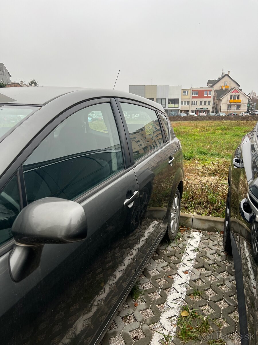 Toyota Corolla Verso 2.0 D-4D (7 miest) - 12