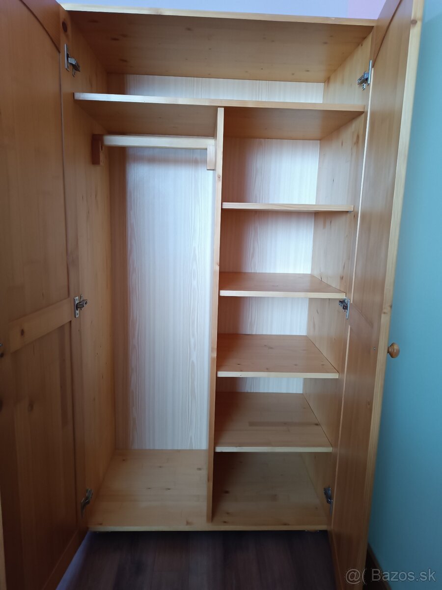 Masívny nábytok do izby - stôl, skrine, police, CD stojan - 12