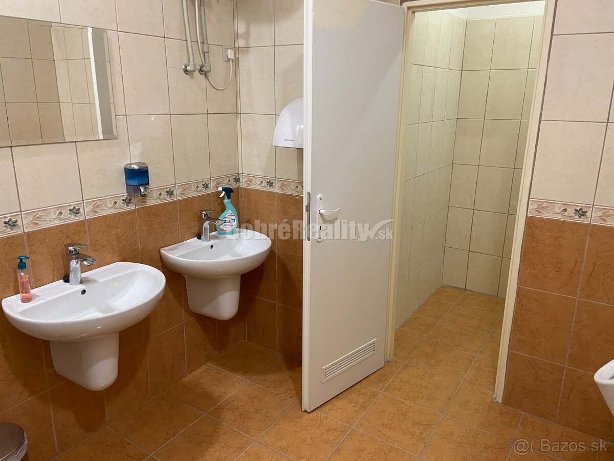 Na prenájom pekný obchodný priestor o rozlohe 110 m2 v Rima - 12