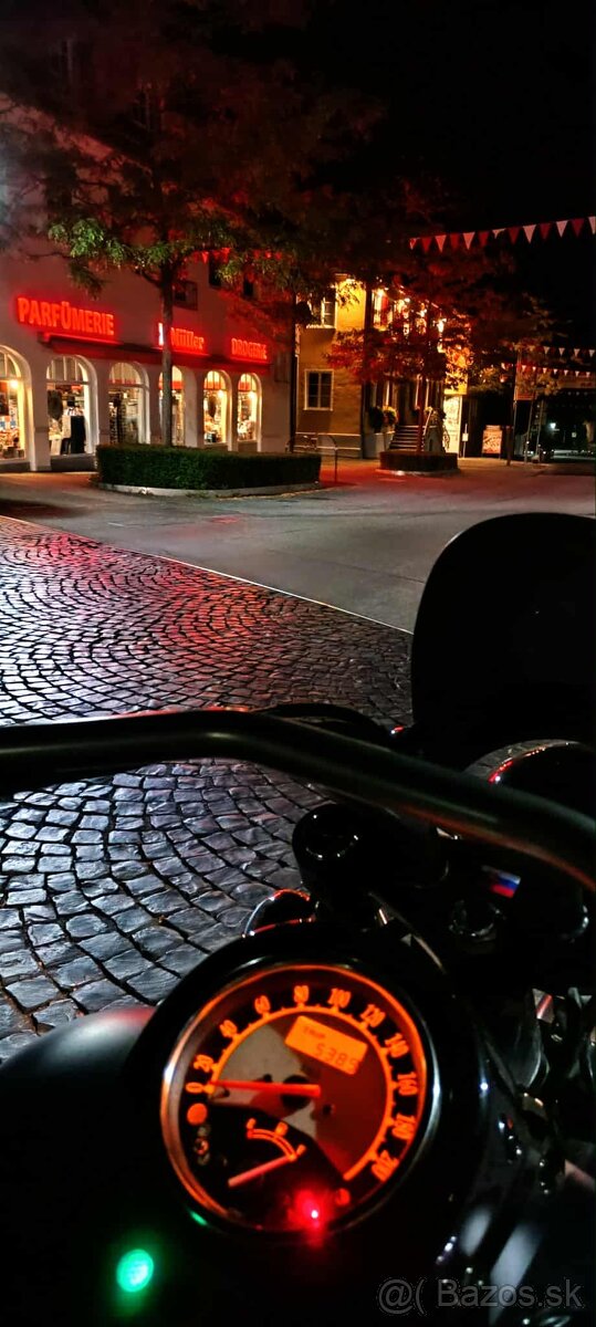 Kawasaki VN900 Custom - 12