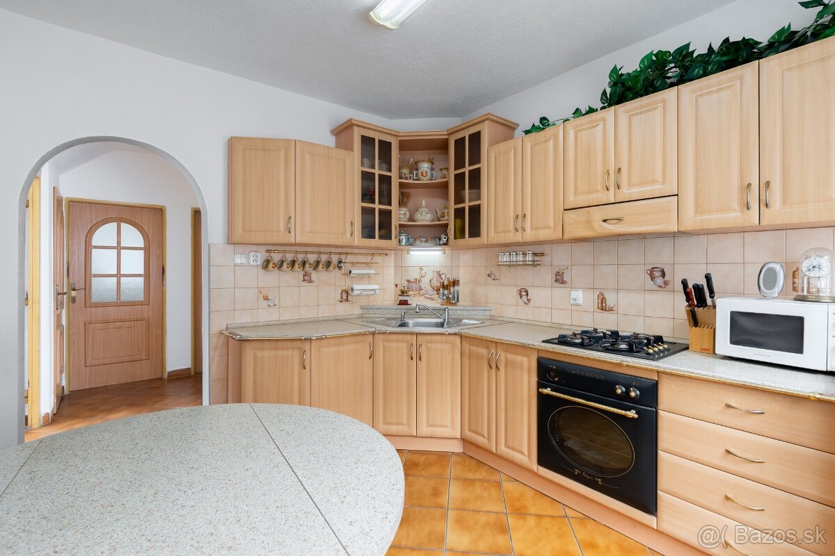 Rodinný dom s potenciálom - Košeca - 12