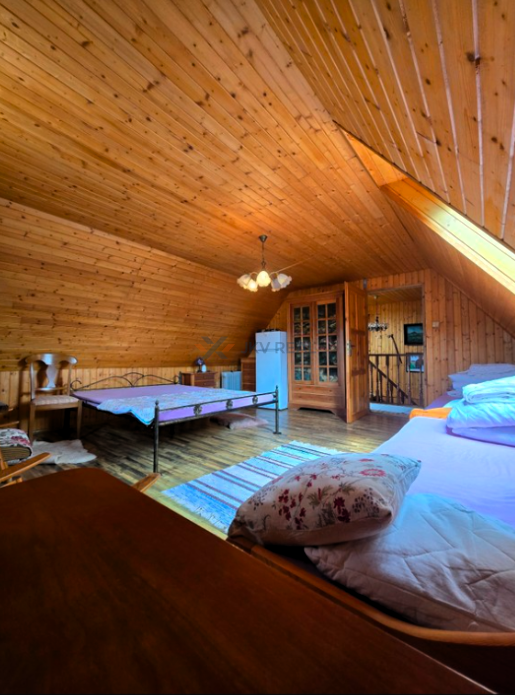 Na predaj drevenica s pozemkom - 1194 m² a bazénom v obci Mi - 12