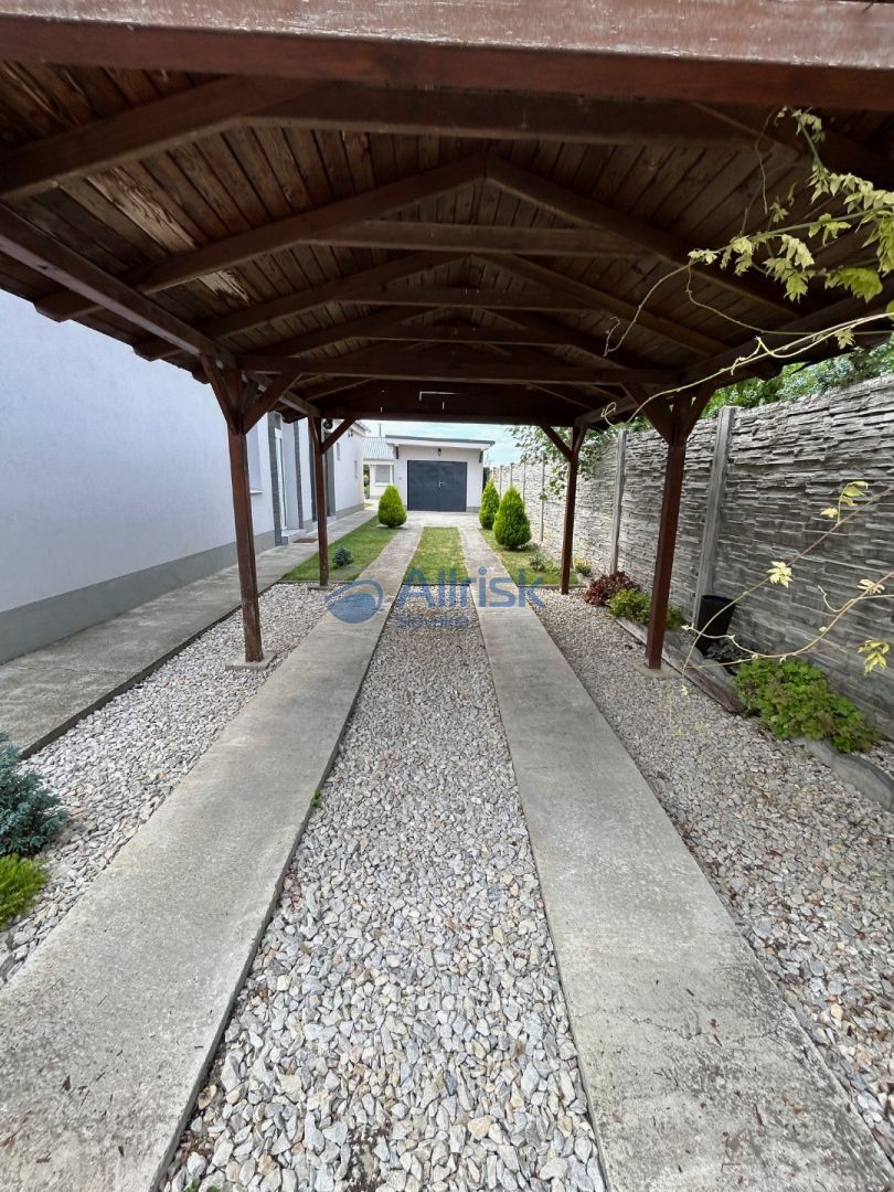 Nádherný kompletne zrekonštruovaný rodinný dom s garážou, ba - 12