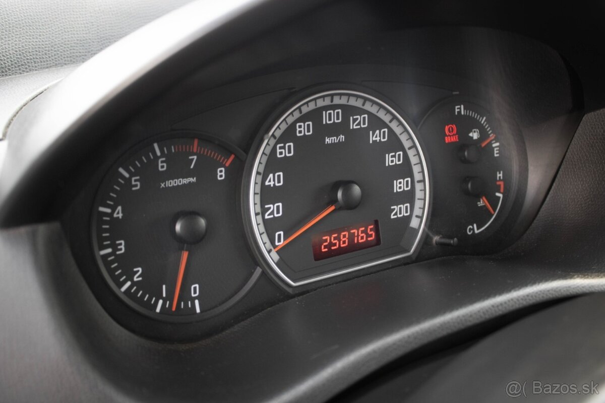 Suzuki Swift 1.3 benzin / TOP VÝBAVA / - 12