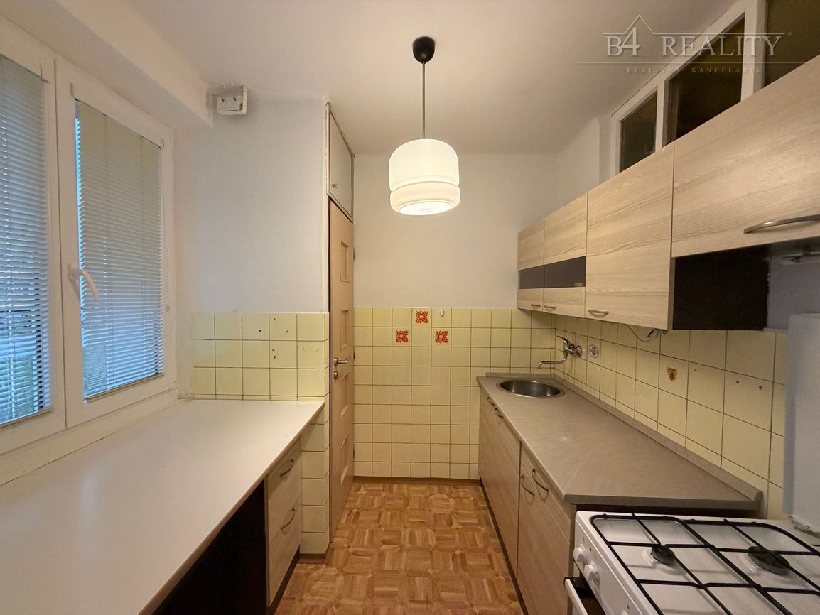 3 izbový tehlový byt, 72 m2 + presklená lodžia a balkón, vla - 12