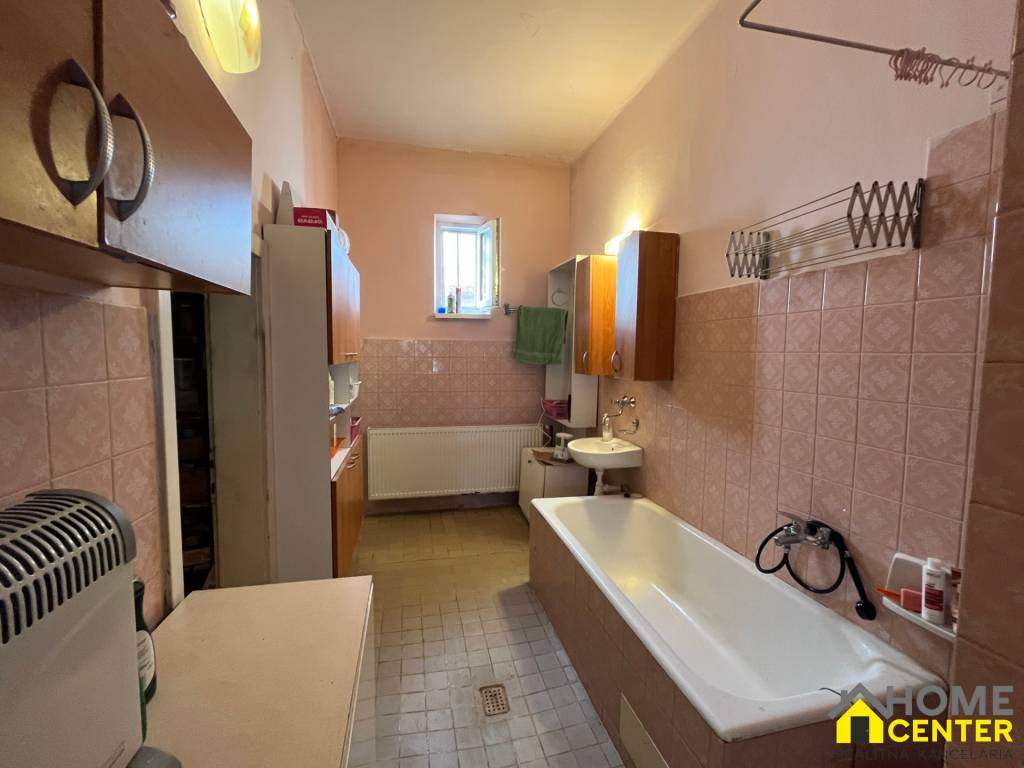 NA PREDAJ 4 izb. rodinný dom s veľkým potenciálom v Kolárove - 12