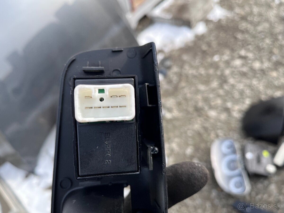 Kia Ceed Kombi 06-12 vypínač okien, madlo, panel, clonítko Ľ - 12