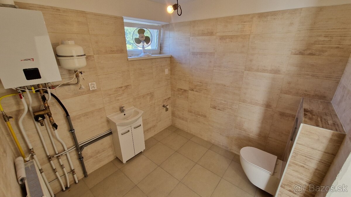 Zrekonštruovaný rodinný dom, 8 á, obec Vlčany - 12