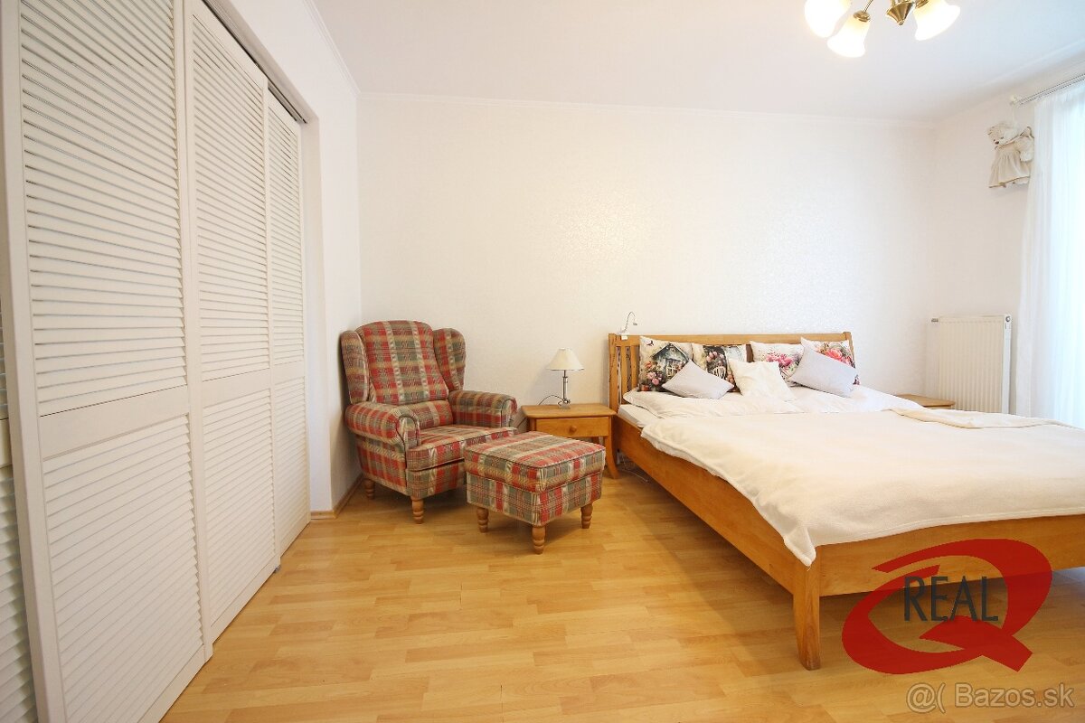 RODINNÝ DOM V SÚKROMNEJ ULIČKE S BAZÉNOM A LETNÝM DOMČEKOM - 12