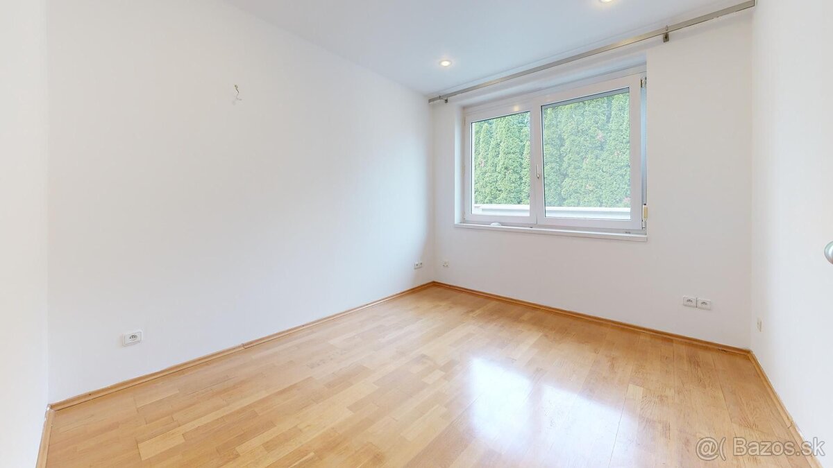 NA PREDAJ VEĽKÝ RODINNÝ DOM SENICA - 12