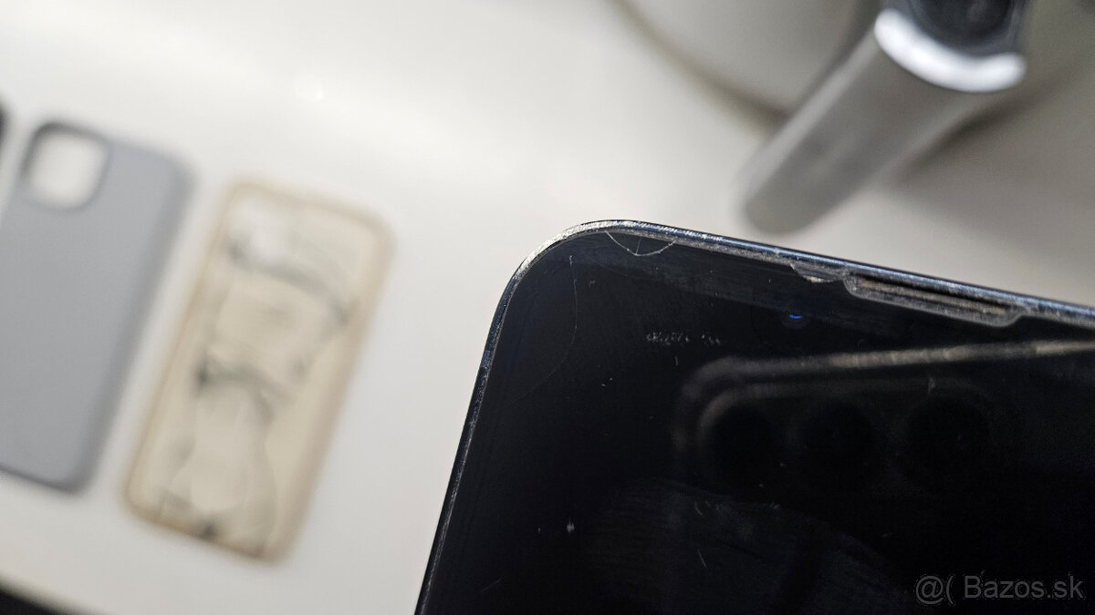 Apple iPhone 13 tmavý 128GB - puknutý zadok - 12