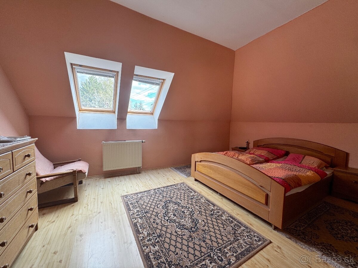 Priestranný rodinný dom s peknou záhradou a dvoj garážou - 12