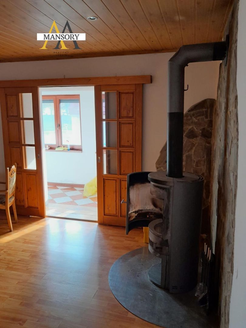 Na predaj väčší rodinný dom/chalupa na pozemku 2591 m2 v obc - 12