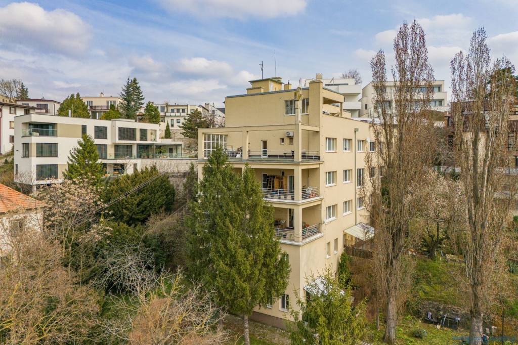 NA PREDAJ veľký 1 izbový byt s impozantnými výhľadmi na hrad - 12