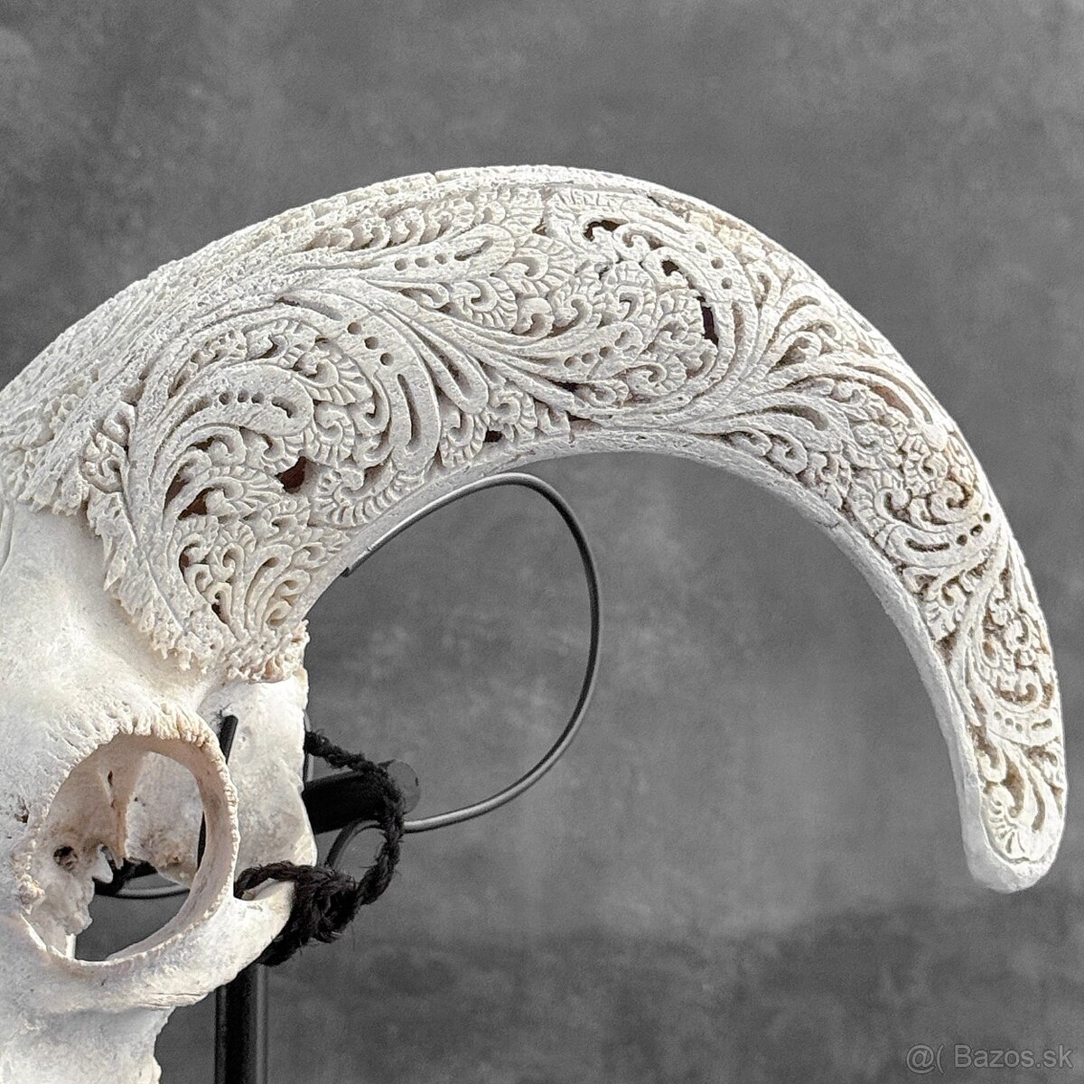 Vyrezávaná lebka barana na kovovom stojane - motív Infinity - 12