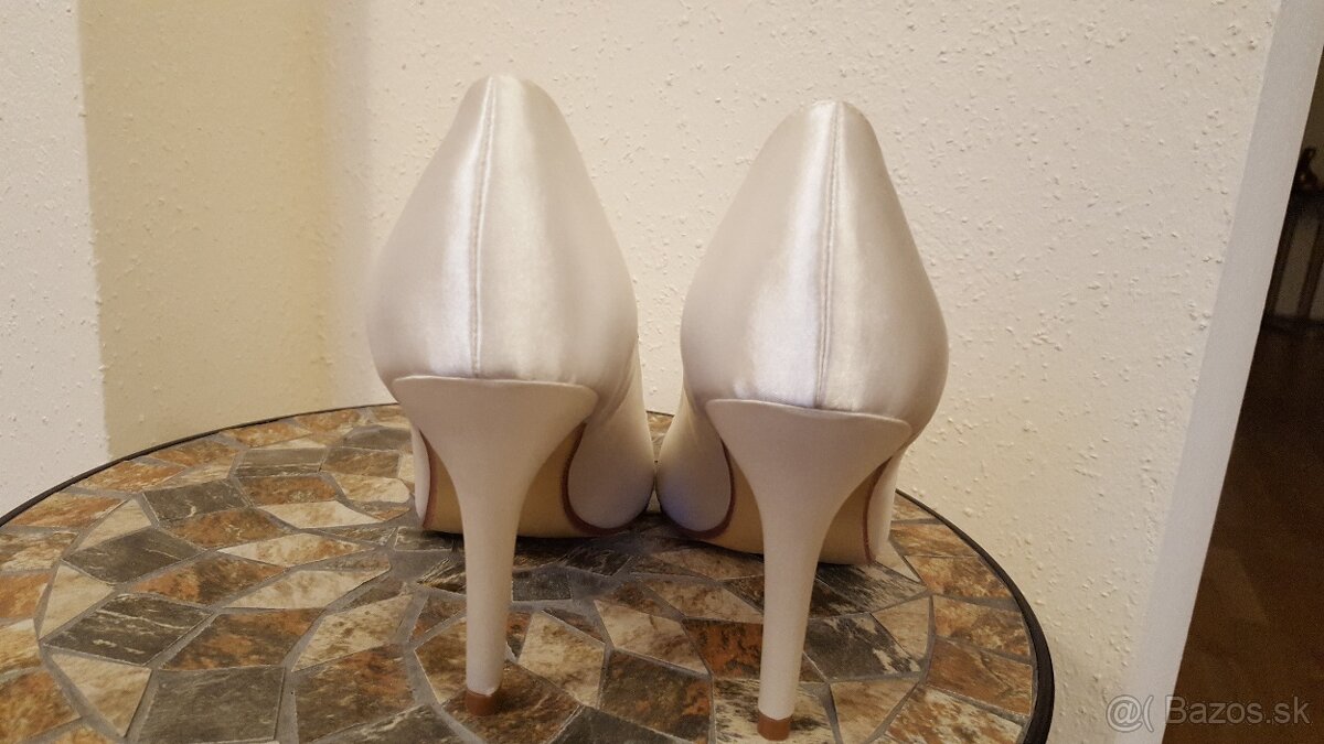 Biele saténové lodičky, úplne nové - 12