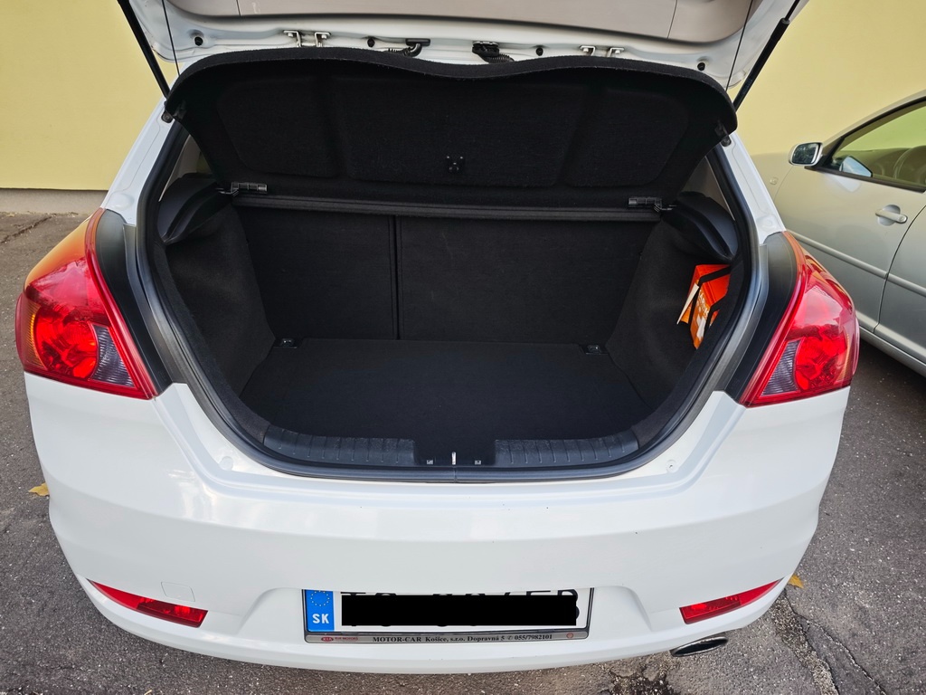 Kia Ceed 2010 1.4 benzín 66kW 3 dverová - 12