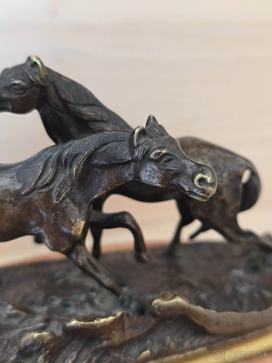 Bronzová socha kone - 12
