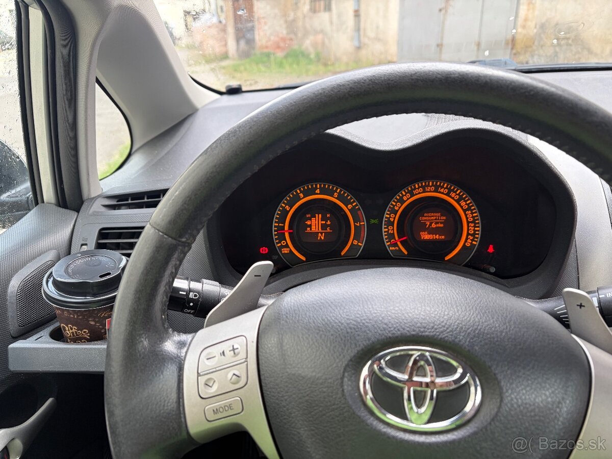 toyota auris - 12