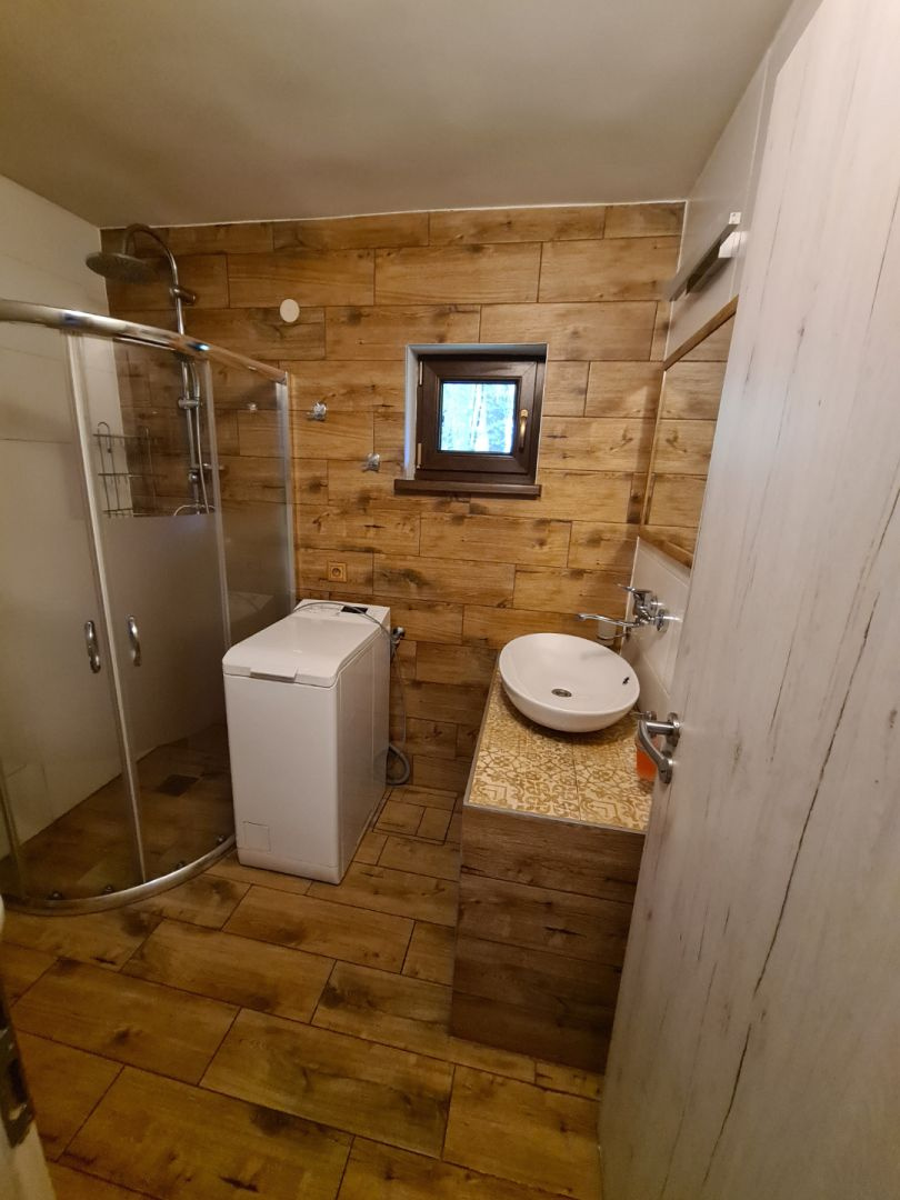 Zaujímavá pekná priestranná murovaná chata v prírode - 12