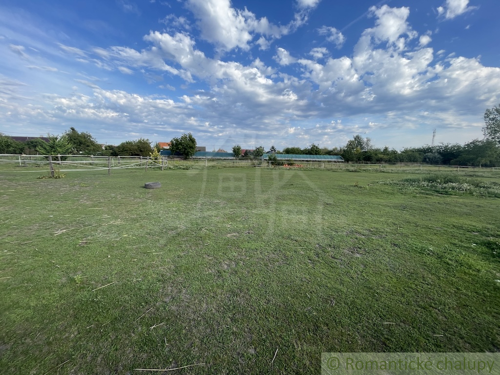 Domček s veľkolepým pozemkom neďaleko Nových Zámkov, o obc - 12