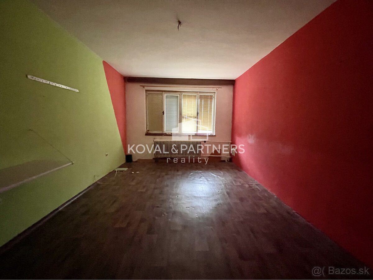 Priestranný poschodový rodinný dom s garážou - Kovarce - 12