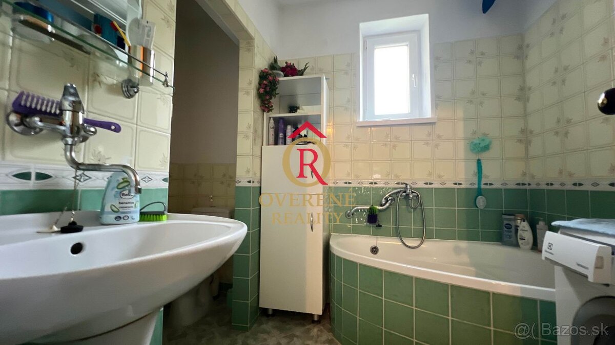 Zachovalý rodinný dom s krásnou záhradou a letnou kuchyňou v - 12