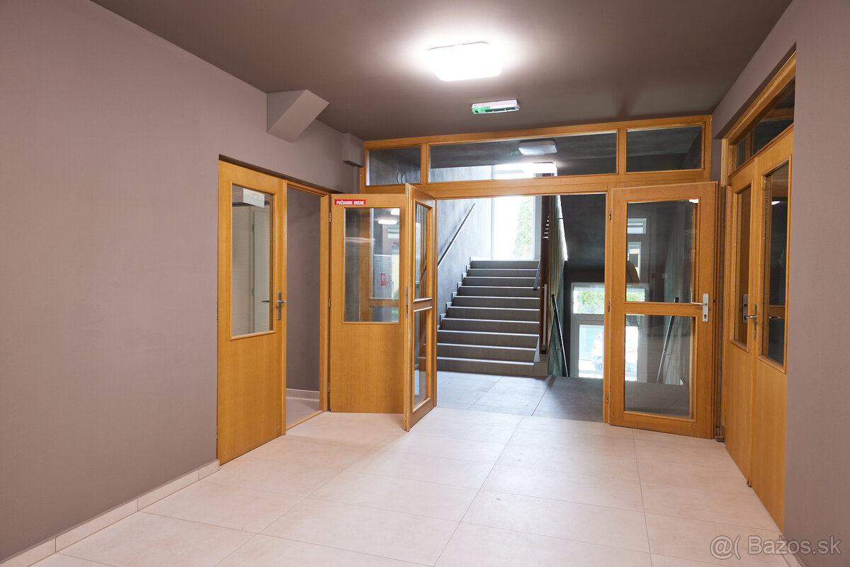 Kompletne zariadená garsónka s balkónom na Nivách vrátane en - 12