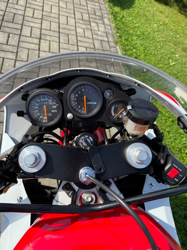 Suzuki GSX-R 400 - 12