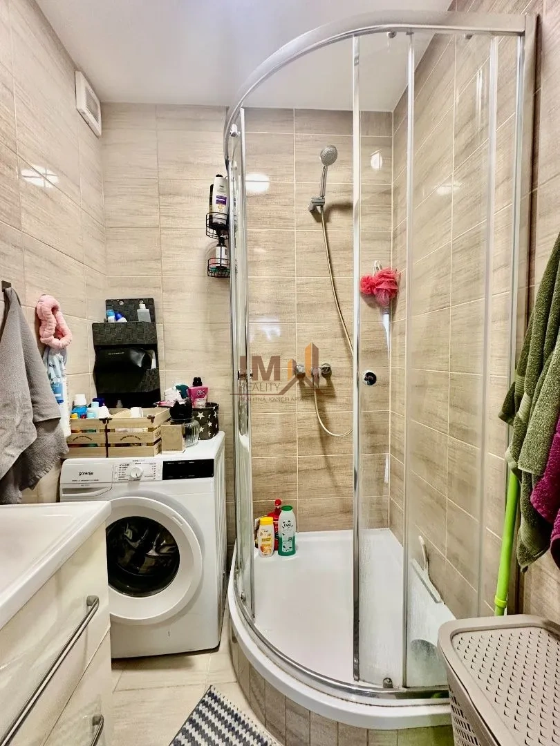 NA PREDAJ VEĽKÝ KOMPLETNE ZREKONŠTRUOVANÝ 2i BYT S LOGGIOU - 12