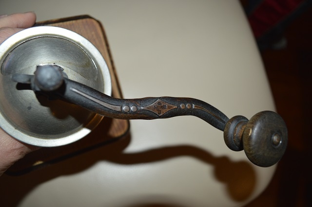 predam starozitny mlyncek na kavu - 12