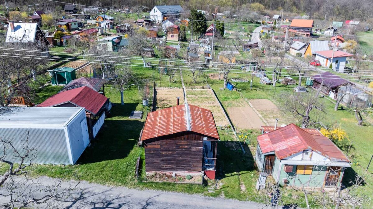 Chatka so záhradou v Záhradkárskej osade Zvolen pod Strážou - 12