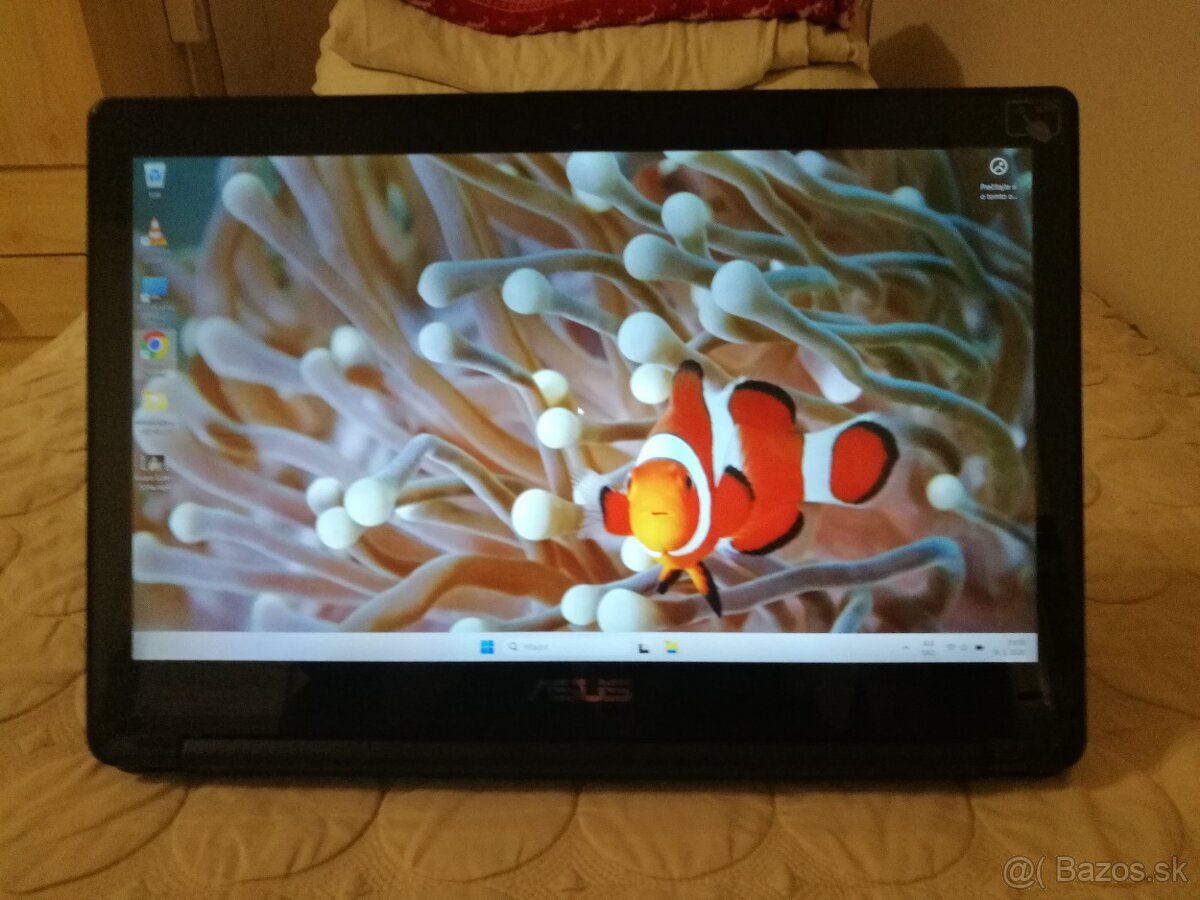 Asus. (2-v-1) konvertibilný notebook s dotykovým displejom. - 12