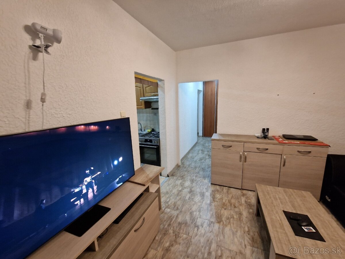 3 izb. byt s loggiou a s balkónom, 71m2 v centre mesta Sereď - 12