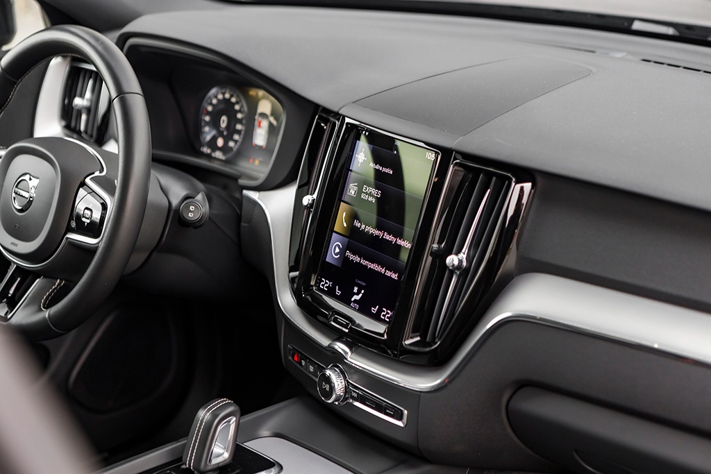 Volvo XC60 2.0 B5 mHEV R-Design AWD AT8 03/2021 - 12