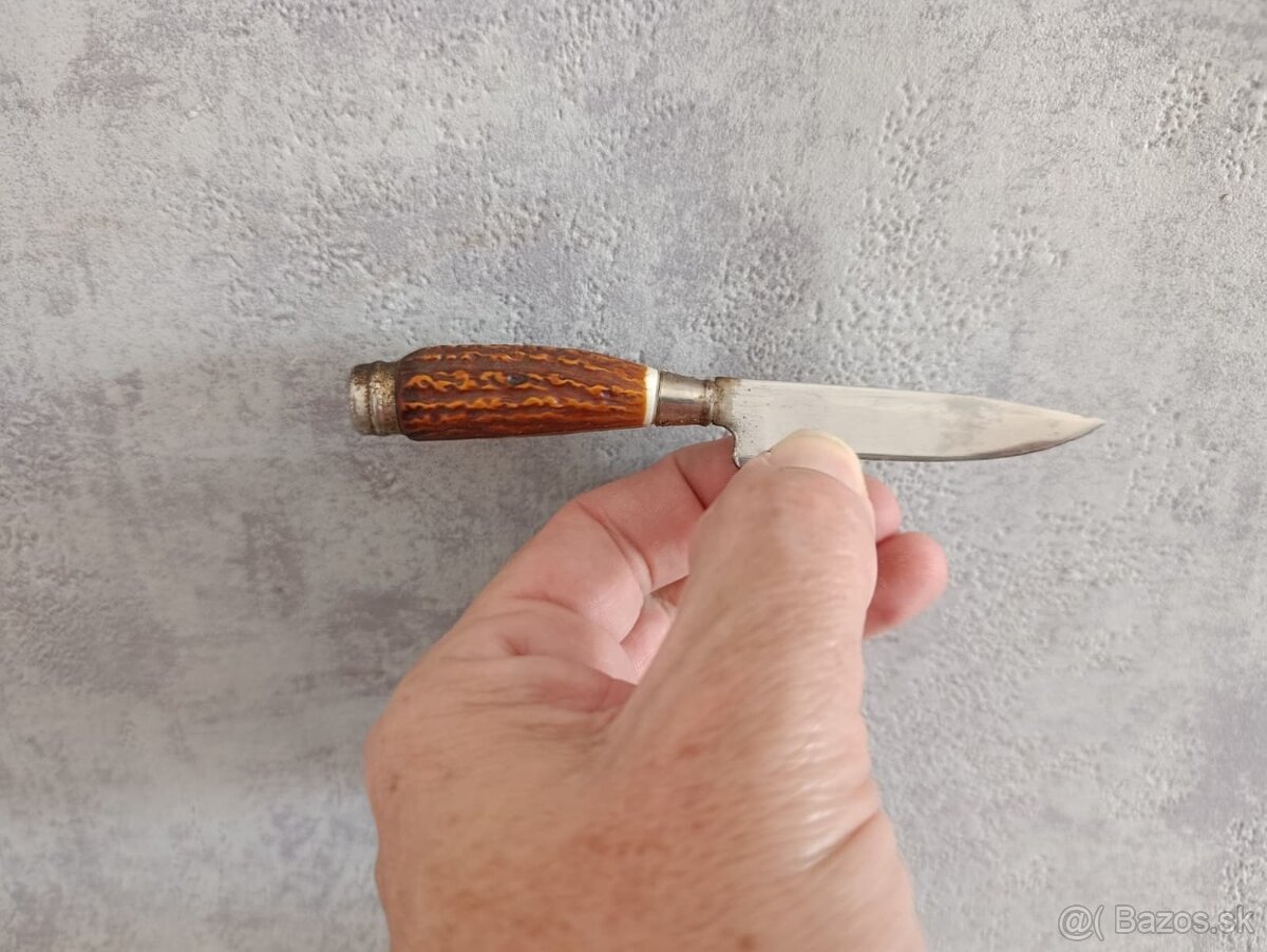 6 x malé nožíky v řadě na dřevéné podložce z břízy. - 12