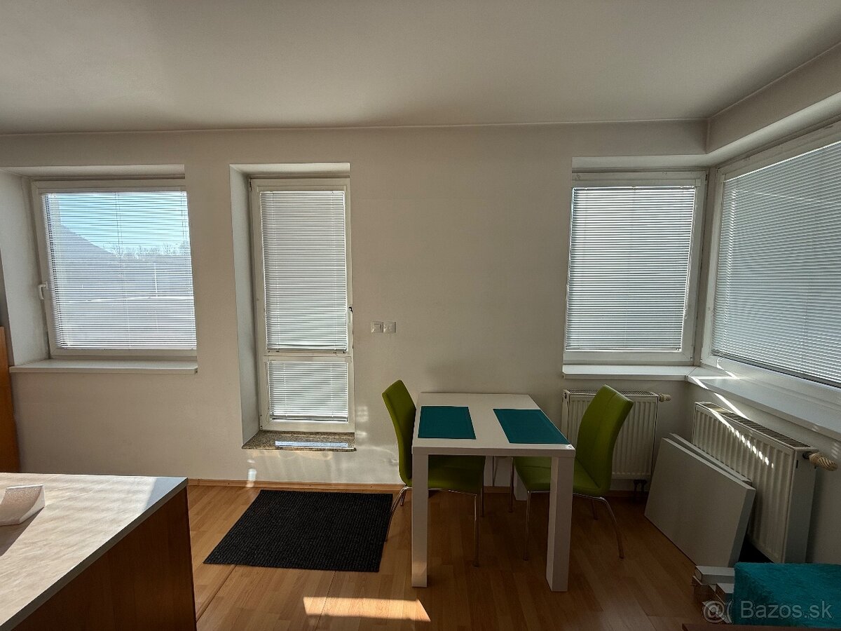 Predaj 2.5 izb. exkluzívny byt v centre BB s veľkou terasou - 12