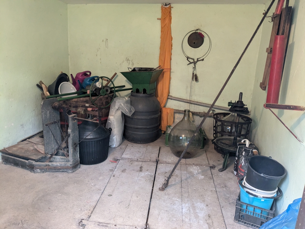 Predám viničný domček s pozemkom - 12