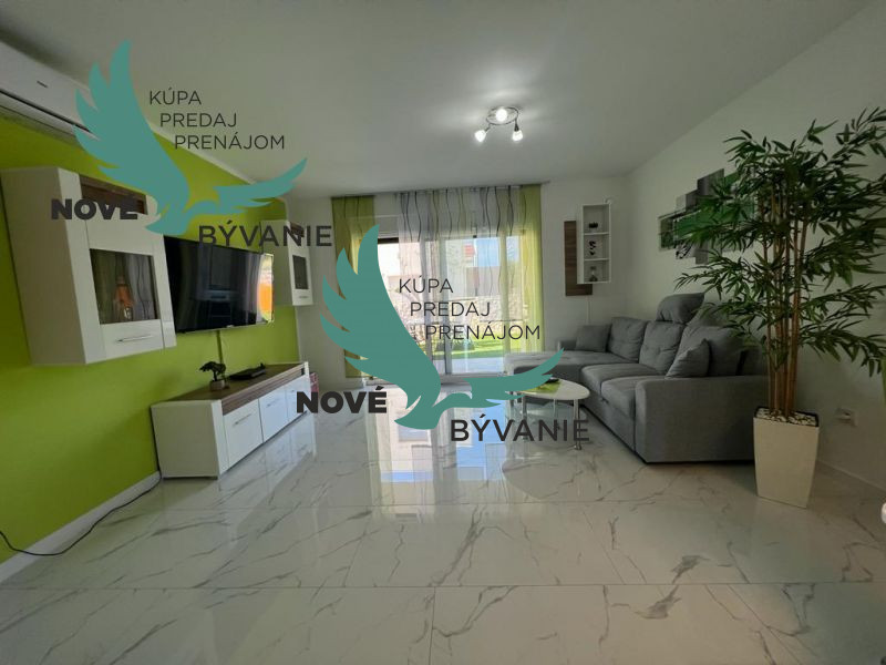 Novostavba trojpodlažný apartmán so záhradou aj strešnou ter - 12