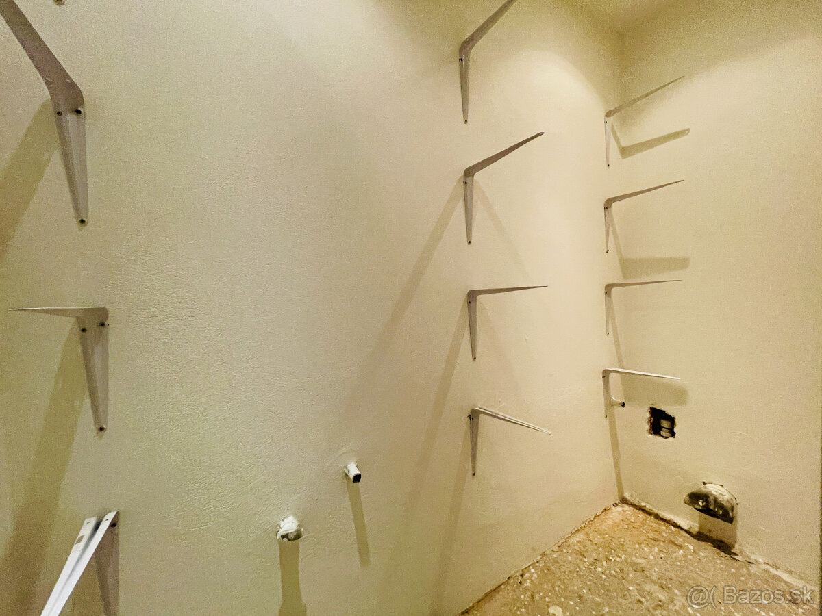 Viacúčelová budova v severnej časti mesta. - 12