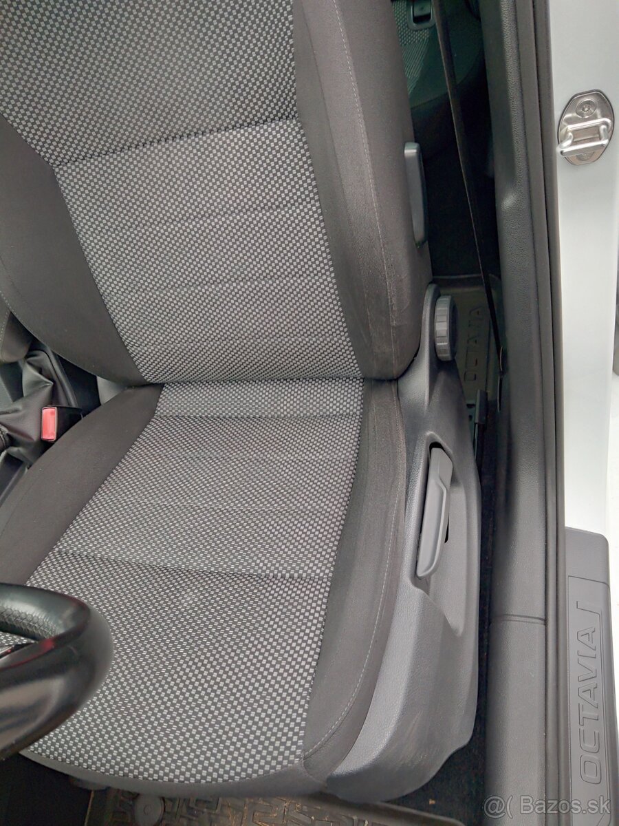 Octavia 1.6 TDI sedan perleť NAVI Vyhrev vzadu - 12